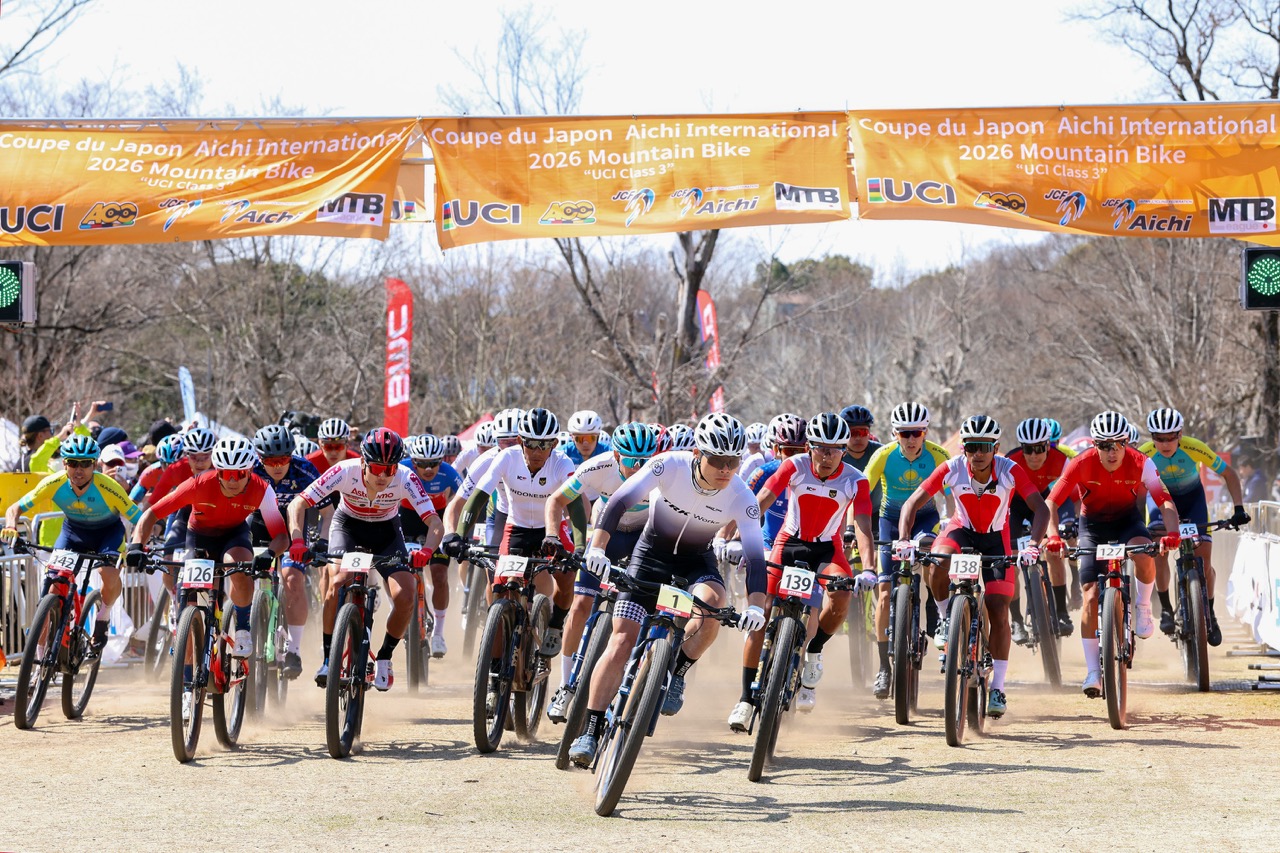 一斉にスタートする男子エリート：Photo by Hideyuki Suzuki